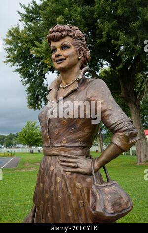 Bronzestatue der Comedienne Lucille Ball von Carolyn Palmer, Lucille Ball Memorial Park, Celeron, NY, USA Stockfoto