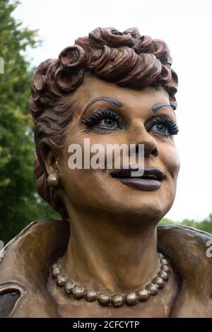 Bronzestatue der Comedienne Lucille Ball von Carolyn Palmer, Lucille Ball Memorial Park, Celeron, NY, USA Stockfoto