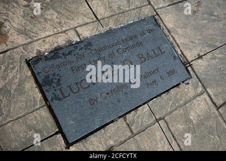 Bronzestatue der Comedienne Lucille Ball von Carolyn Palmer, Lucille Ball Memorial Park, Celeron, NY, USA Stockfoto