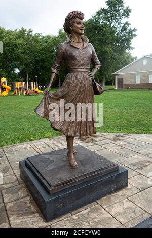 Bronzestatue der Comedienne Lucille Ball von Carolyn Palmer, Lucille Ball Memorial Park, Celeron, NY, USA Stockfoto