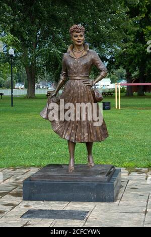 Bronzestatue der Comedienne Lucille Ball von Carolyn Palmer, Lucille Ball Memorial Park, Celeron, NY, USA Stockfoto