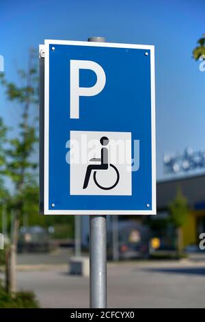 Deutschland, Bayern, Oberbayern, Altötting-Kreis, Supermarkt, Parkplatz, Schild, Behindertenparkplatz Stockfoto