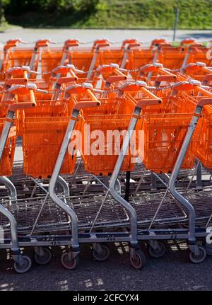 Deutschland, Bayern, Oberbayern, Altötting-Kreis, Baumarkt, aufgereihte Einkaufswagen, draußen Stockfoto