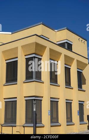 Deutschland, Bayern, Oberbayern, Altötting, modernes Bürogebäude, Fassade, Sonnenschutz, Rollläden Stockfoto