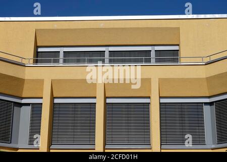 Deutschland, Bayern, Oberbayern, Altötting, modernes Bürogebäude, Fassade, Sonnenschutz, Rollläden Stockfoto