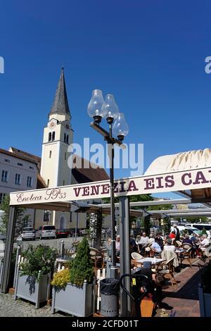 Deutschland, Bayern, Oberbayern, Mühldorf am Inn, Stadtplatz, Frauenkirche, Venezia Eiscafe Stockfoto