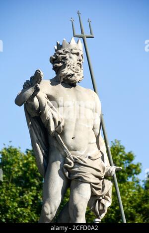 Eine Statue des mythologischen gottes, Neptun. In einem Brunnen in der Innenstadt von Madrid, Spanien. Bekannt als der Brunnen des Neptun. Stockfoto