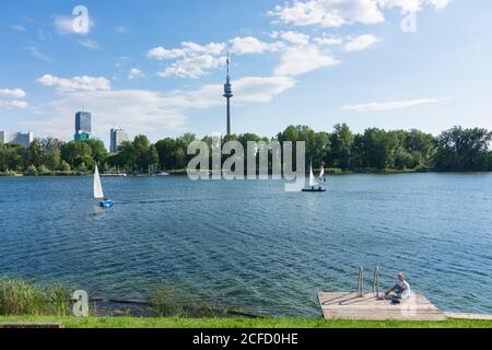 Wien / Wien, Ochsenkelsee Alte Donau, Segelboot, Turm Donauturm im Jahr 21. Floridsdorf, Wien, Österreich Stockfoto