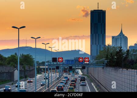 Wien / Wien, Autobahn A22 Donauuferautobahn, Berg Kahlenberg, DC Tower 1, Autos, Sonnenuntergang 22. Donaustadt, Wien, Österreich Stockfoto