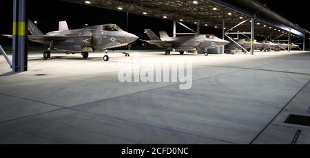 F-35B Lightning II Joint Strike Fighters geflogen von der Wake Island Avengers of Marine Fighter Attack Squadron 211 (VMFA-211), Marine Aircraft Group 13, 3rd Marine Aircraft Wing werden am 3. September 2020 in der Royal Air Force Station Marham, United Kingdom (UK) geparkt. In den nächsten Monaten werden die Marineinfanteristen und Segler der Wake Island Avengers nach unerforschten Interoperabilitätsstufen mit ihren Kollegen der Royal Navy und Royal Air Force suchen. Stockfoto