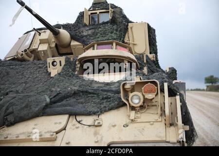 Ein Soldat, der dem 3. Bataillon, dem 67. Panzerregiment, der 2. Panzerbrigade Combat Team zugeteilt wurde, schaut durch die Fahrerluke eines M2 Bradley Kampffahrzeugs während der Übung Combined Arms Live Fire Training im Grafenwoehr Training Area, Deutschland, 1. September 2020. Die US Army Europe gewährleistet die konsequente Verfügbarkeit von kampfglaubwürdigen US Army Forces zur Unterstützung unserer Verbündeten und Partner sowie die Stabilität und Sicherheit Europas. Dazu müssen unsere Mitarbeiter und Geräte auf einem hohen Niveau der Bereitschaft bleiben. (US Army Foto von Sgt. Thomas Stubblefield) Stockfoto