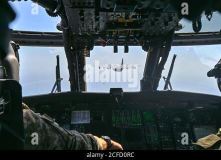 Die Piloten der 301st Rescue Squadron positionieren ihren HH-60G Pave Hawk Hubschrauber, um sich mit dem HC-130J Combat King II Flugzeug zu verbinden, um mit dem Luft-Luft-Tanken über dem Atlantischen Ozean zu beginnen 3. September 2020. Die Flugzeuge werden dem 920. Rettungsflügel zugewiesen, der sich auf der Patrick Air Force Base befindet. Fla. Air Force Rescue ist die einzige Organisation des Verteidigungsministeriums, die speziell organisiert, geschult und ausgestattet ist, um Personalaufholungsoperationen in feindliche oder verwehrte Gebiete als primäre Mission durchzuführen. (USA Air Force Foto von Tech. Sgt. Kelly Goonan) Stockfoto