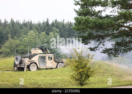 Ein Soldat, der dem 3. Bataillon, dem 67. Rüstungsregiment, dem 2. Kampfteam der Panzerbrigade, der 3. Infanteriedivision zugeordnet ist, feuert ein M2 .50 Kaliber Maschinengewehr während einer Live-Feuerübung mit Kombinierten Waffen auf dem Trainingsgelände Grafenwoehr, Deutschland 1. September 2020. Combined Resolve XIV verbessert die Einsatzbereitschaft des Kampfteams der 2. Panzerbrigade der 3. Infanterie-Division weiter, indem es ihnen erlaubt, ein hohes Maß an Letalität zu schärfen und zu behalten. (USA Armee Foto von SPC Brandon Robert) Stockfoto