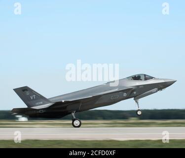 Ein F-35 Lightning II, der dem 158th Fighter Wing, Vermont Air National Guard, zugewiesen wurde, landet nach einer Trainingsmission während des Northern Lightning 2020 im Volk Field, Wisc., 12. August 2020. Northern Lightning findet jährlich im Volk Field statt und ist ein Joint-Service-Übung, bei der für 2020 die mehr als 1,000 Luftwaffe und Zivilisten vom 158th Fighter Wing, Vermont Air National Guard, 1st Fighter Wing von Joint Base Langley-Eustis, VA., VFA-151 von Naval Air Station Lemoore, Kalifornien, 115. Fighter Wing, Die Wisconsin Air National Guard und der zivile Auftragnehmer Draken International nahmen an den Flugreisen Teil Stockfoto