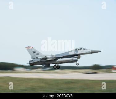 Eine F-16 Kampffalke, die dem 115. Kampfflügel der Wisconsin Air National Guard zugewiesen wurde, landet nach einer Trainingsmission während des Northern Lightning 2020 im Volk Field, Wisc., 12. August 2020. Northern Lightning findet jährlich im Volk Field statt und ist ein Joint-Service-Übung, bei der für 2020 die mehr als 1,000 Luftwaffe und Zivilisten vom 158th Fighter Wing, Vermont Air National Guard, 1st Fighter Wing von Joint Base Langley-Eustis, VA., VFA-151 von Naval Air Station Lemoore, Kalifornien, 115. Fighter Wing, Wisconsin Air National Guard und der zivile Auftragnehmer Draken International nahmen an flyi Teil Stockfoto