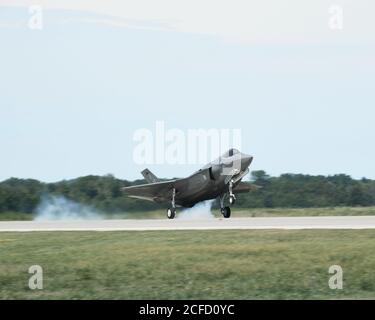 Ein F-35 Lightning II, der dem 158th Fighter Wing, Vermont Air National Guard, zugewiesen wurde, landet nach einer Trainingsmission während des Northern Lightning 2020 im Volk Field, Wisc., 12. August 2020. Northern Lightning findet jährlich im Volk Field statt und ist ein Joint-Service-Übung, bei der für 2020 die mehr als 1,000 Luftwaffe und Zivilisten vom 158th Fighter Wing, Vermont Air National Guard, 1st Fighter Wing von Joint Base Langley-Eustis, VA., VFA-151 von Naval Air Station Lemoore, Kalifornien, 115. Fighter Wing, Die Wisconsin Air National Guard und der zivile Auftragnehmer Draken International nahmen an den Flugreisen Teil Stockfoto