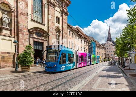 Straßenbahn vor der Universitätskirche, Albert-Ludwigs-Universität, Freiburg, Freiburg im Breisgau, Baden-Württemberg, Deutschland, Europa Stockfoto