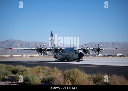 Ein LC-130 Hercules vom 109. Luftlift Wing Taxis zu einer simulierten strengen Basis während der Advanced Battle Management System Übung auf der Nellis Air Force Base, Nev., 3. September 2020. Die ABMS sind ein vernetztes Kampfnetzwerk - die digitale Architektur oder Stiftung - das Daten sammelt, verarbeitet und teilt, die für Kriegsjäger relevant sind, um bessere Entscheidungen schneller in der Tötungskette zu treffen. Um eine allumfassende Überlegenheit zu erreichen, muss die individuelle militärische Aktivität nicht einfach entkonfliktfrei, sondern integriert werden – Aktivitäten in einem Bereich müssen die Effektivität von steigern Stockfoto