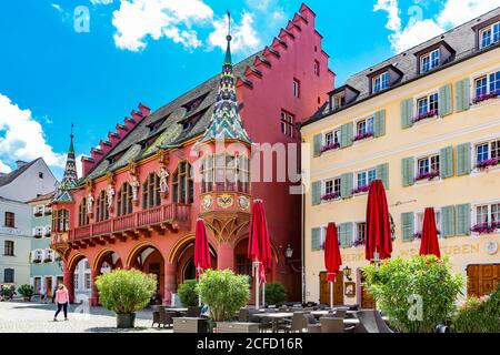 Historisches Kaufhaus mit Figuren der "vier Habsburger Herrscher", Münsterplatz, Freiburg, Freiburg im Breisgau, Deutschland, Europa Stockfoto