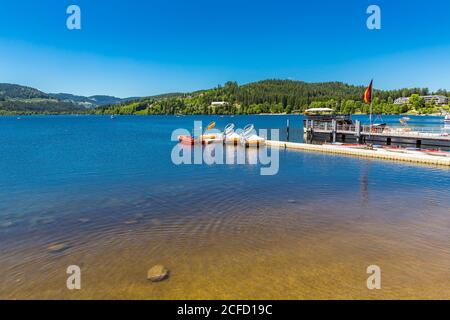 Boote auf dem Titisee, Bootsverleih, Titisee-Neustadt, Schwarzwald, Baden-Württemberg, Deutschland, Europa Stockfoto