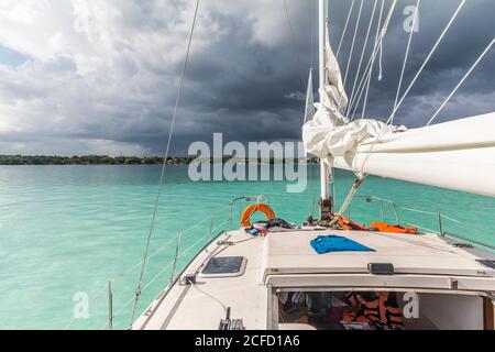 Segelboot bei schlechtem Wetter auf der Bacalar Lagune, Quintana Roo, Yucatan Halbinsel, Mexiko Stockfoto