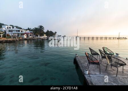 Sonnenaufgang über der Bacalar Lagune, Quintana Roo, Yucatan Halbinsel, Mexiko Stockfoto