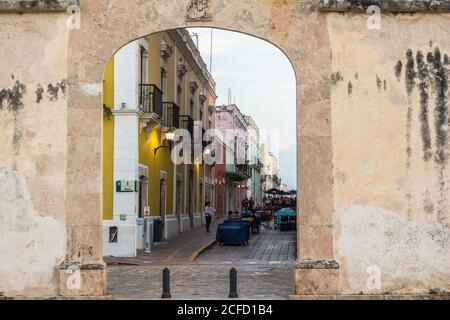 Puerta de Mar - Tor mit Blick auf koloniale Gebäude, Campeche, Yucatan Peninsula, Mexiko Stockfoto