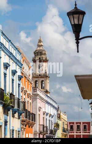 Restaurierte bunte Gebäude im Kolonialstil in den Straßen von Campeche, Yucatan Halbinsel, Mexiko Stockfoto