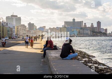 Kubaner auf der Malecon - Uferpromenade am Nachmittag. Das Alte Havanna, Kuba Stockfoto