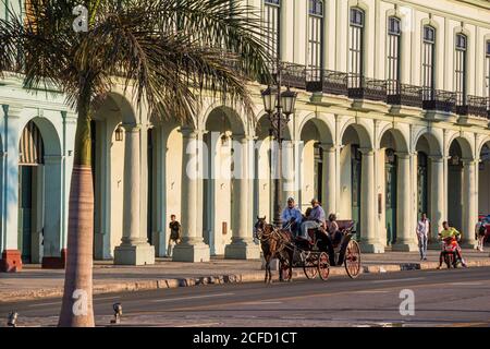 Straße vor dem Kapitol mit Pferdekutsche, Alt-Havanna, Kuba Stockfoto