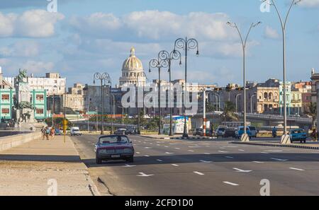 Straße auf der Malecon - am Wasser mit Blick auf das Kapitol. Das Alte Havanna, Kuba Stockfoto