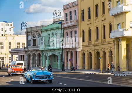 Oldtimer auf der Malecon - Uferpromenade mit bunten Hausfassaden. Das Alte Havanna, Kuba Stockfoto