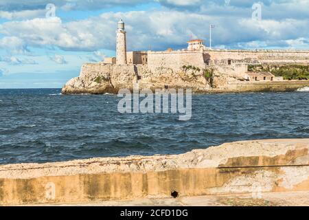 Blick von Malecon auf den Leuchtturm 'Faro del Castillo del Morro' in Havanna, Kuba Stockfoto