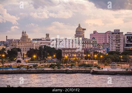 Blick von der Festung 'Castillo de los Tres Reyes del Morro' auf Havanna bei Sonnenuntergang, Havanna, Kuba Stockfoto