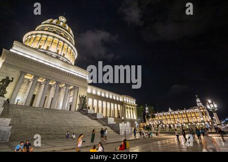 Blick von unten auf das Kapitol bei Nacht, Alt-Havanna, Kuba Stockfoto