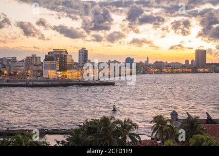 Blick von der Festung 'Castillo de los Tres Reyes del Morro' auf Havanna bei Sonnenuntergang, Havanna, Kuba Stockfoto