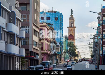 Bunte kubanische Straße mit alten Kolonialstil Hausfassaden, Alt-Havanna, Kuba Stockfoto