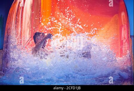 Wismar, Deutschland. September 2020. Ein Badegast gleitet in einen Pool im Erlebnisbad Wonnemar. Aufgrund der Schließung durch die Corona-Schutzmaßnahmen werden Hallenbäder im Bundesland 2020 einen deutlichen Besucherrückgang verzeichnen. Quelle: Jens Büttner/dpa-Zentralbild/dpa/Alamy Live News Stockfoto