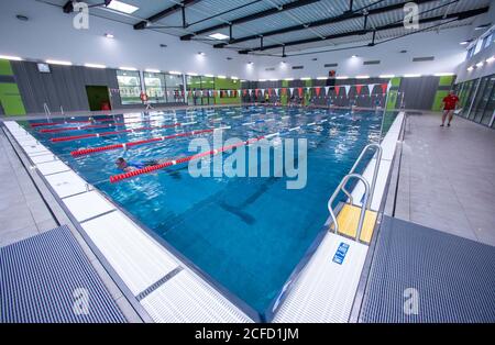 Wismar, Deutschland. September 2020. Nur wenige Schwimmer sind im großen Pool des Hallenbades auf den separaten Bahnen. Aufgrund der Schließung durch die Corona-Schutzmaßnahmen werden Hallenbäder im Bundesland 2020 einen deutlichen Besucherrückgang verzeichnen. Quelle: Jens Büttner/dpa-Zentralbild/dpa/Alamy Live News Stockfoto