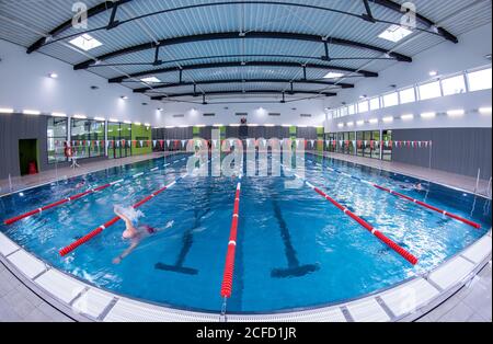 Wismar, Deutschland. September 2020. Nur wenige Schwimmer sind im großen Pool des Hallenbades auf den separaten Bahnen. Aufgrund der Schließung durch die Corona-Schutzmaßnahmen werden Hallenbäder im Bundesland 2020 einen deutlichen Besucherrückgang verzeichnen. Quelle: Jens Büttner/dpa-Zentralbild/dpa/Alamy Live News Stockfoto