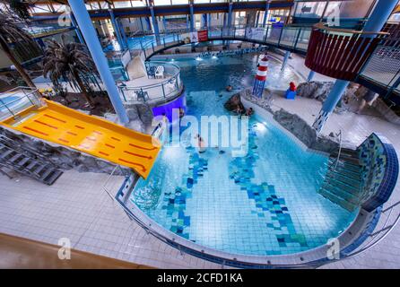 Wismar, Deutschland. September 2020. Nur wenige Badegäste schwimmen im Wonnemar Erlebnisbad im Wasser. Aufgrund der Schließung durch die Corona-Schutzmaßnahmen werden Hallenbäder im Bundesland 2020 einen deutlichen Besucherrückgang verzeichnen. Quelle: Jens Büttner/dpa-Zentralbild/dpa/Alamy Live News Stockfoto