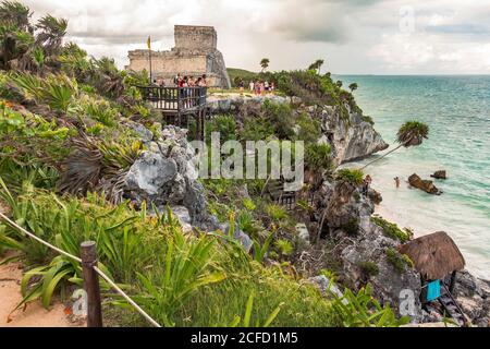 Küstenruinen auf dem Gelände der Maya-Stätten Tulum, Quintana Roo, Yucatan Peninsula, Mexiko Stockfoto