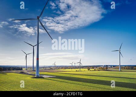 Energiewirtschaft, Windenergie, Windpark in Niedersachsen, Windturbinen auf landwirtschaftlicher Fläche, Landschaft mit Ackerbau Stockfoto