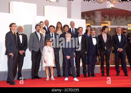 Venedig, Italien. September 2020. Francesco Gheghi, Lea Favino, Mattia Garaci, Barbara Ronchi, Regisseur Claudio Noce, Andrea Calbucci, Pierfrancesco Favino, Nicola Maccanico, Padrenostro Premiere, 77. Filmfestival Venedig, Italien am 04. September 2020. Foto von Ron Crusow Kredit: Imagespace/Alamy Live Nachrichten Stockfoto