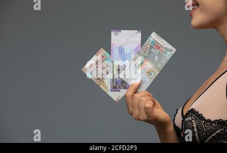 Kuwaitischer Dinar Banknote in hübscher Frauenhand. Stockfoto