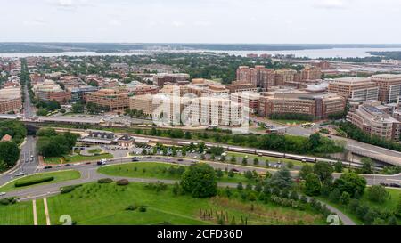 Die Skyline von Alexandria, Virginia, USA und Umgebung von der Spitze des George Washington Freimaurertempels aus gesehen. Stockfoto