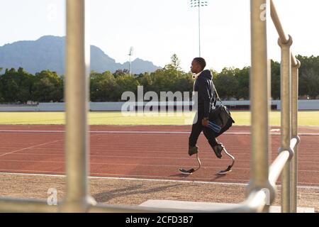 Männlicher Sportler mit prothetischen Beinen auf der Rennstrecke Stockfoto