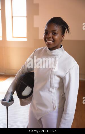 Frau mit Fencing Outfit Stockfoto