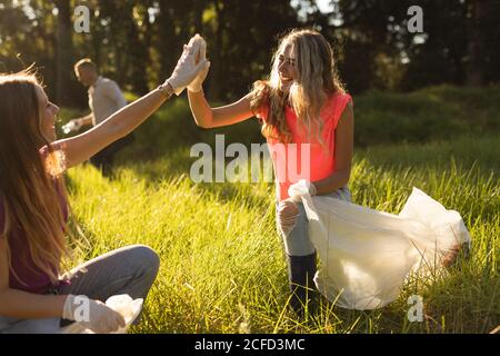 Zwei weibliche Erhaltungs-Freiwillige hohe Fiving Stockfoto