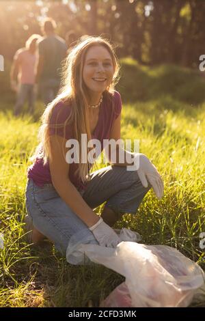 Glückliche weibliche kaukasische weibliche Erhaltung Freiwillige Stockfoto